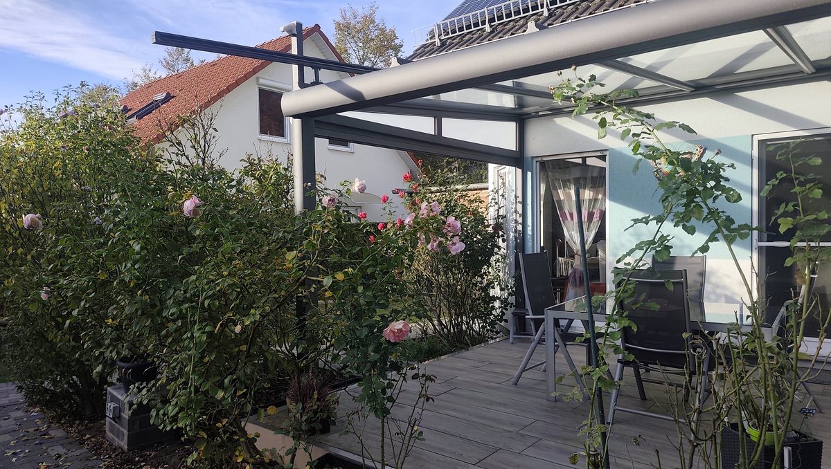 Die geneigte Dachfläche und der Anschluss am Haus.