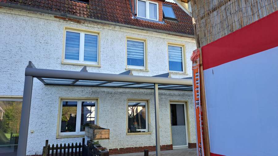 Hausansicht mit dem entstehenden Terrassendach.