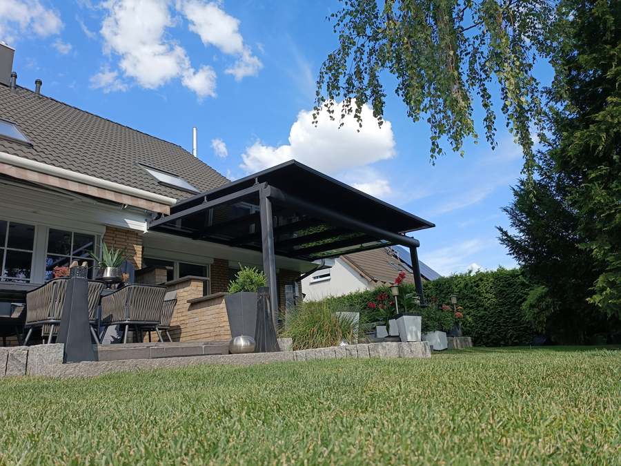 Das Dach zwischen Haus und Garten.