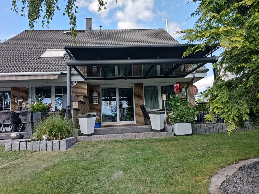 Dachkante und Sitzplatz in der Seitenansicht.