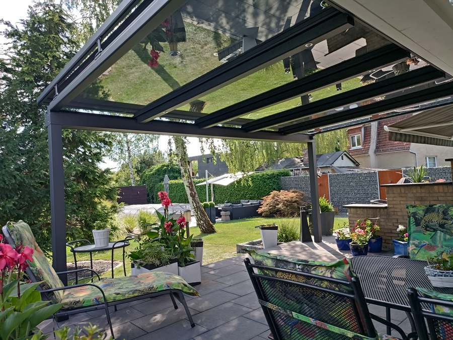 Weite Ansicht der Terrasse mit Überdachung.