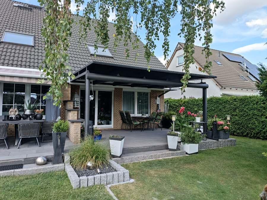 Haus, Terrasse und Dach als zusammengehörige Anlage.