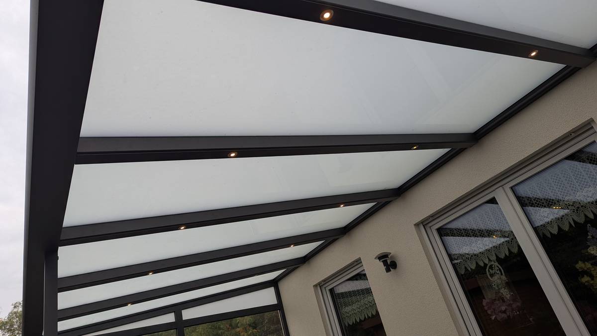 Blick auf das matte Dachglas und die Beleuchtung in Oberbarnim