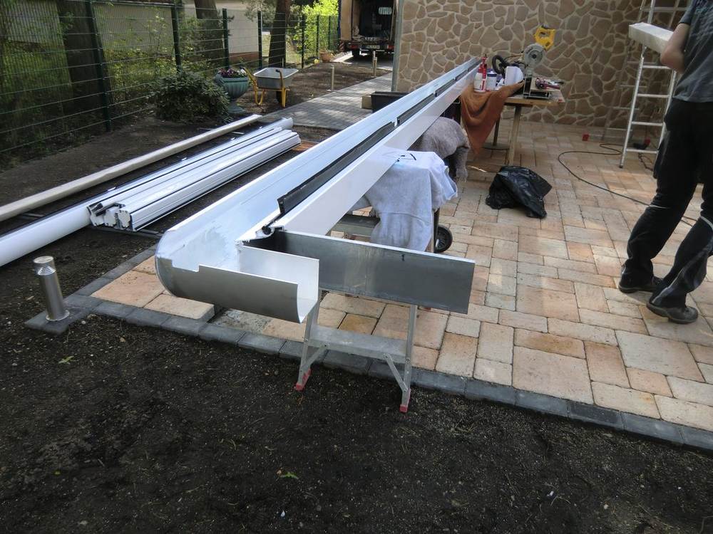 Vorbereitete vordere Rinne und Aluminiumprofil für das Terrassendach über Eck