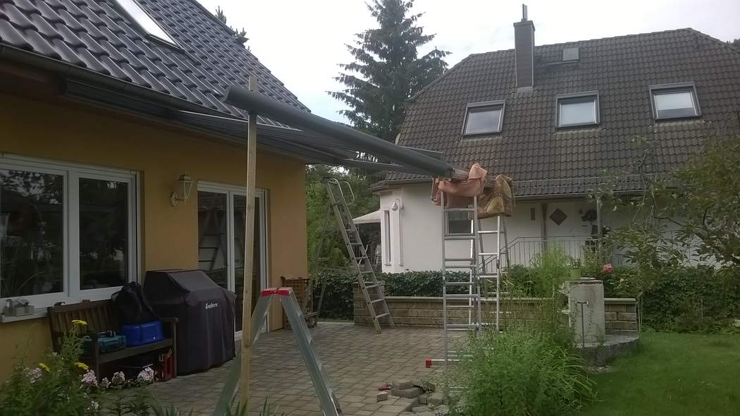 Der Sitzplatz am Haus vor dem Aufbau des Dachs.
