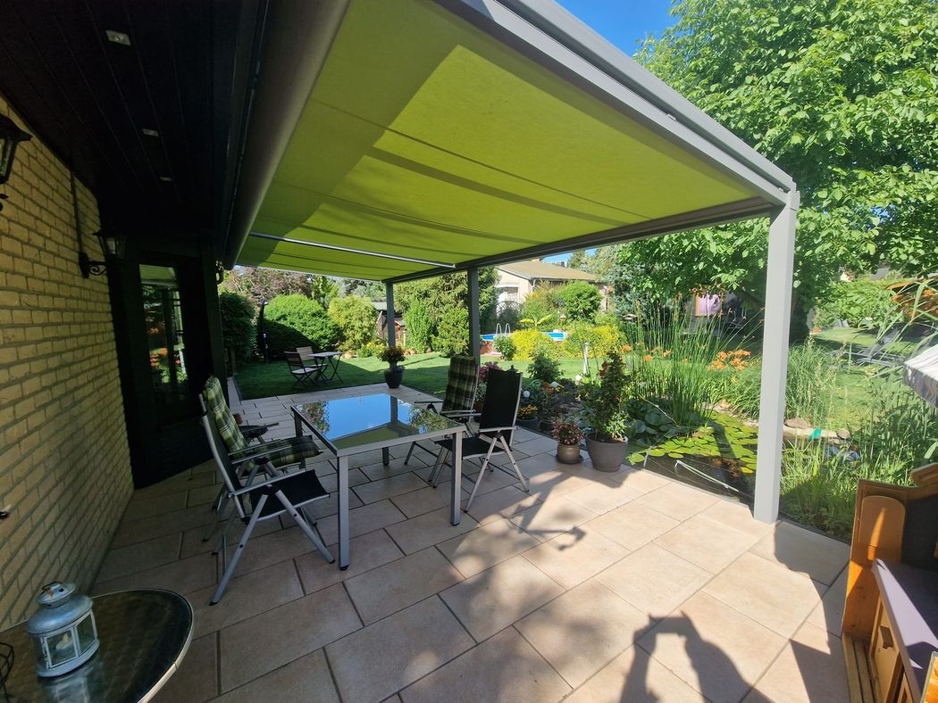 Die beschattete Terrasse aus der seitlichen Gartenecke.