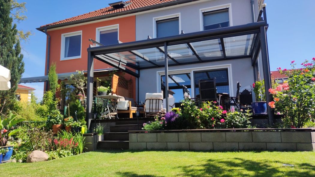 Frontansicht des Terrassendachs mit eingerücktem Sitzbereich.