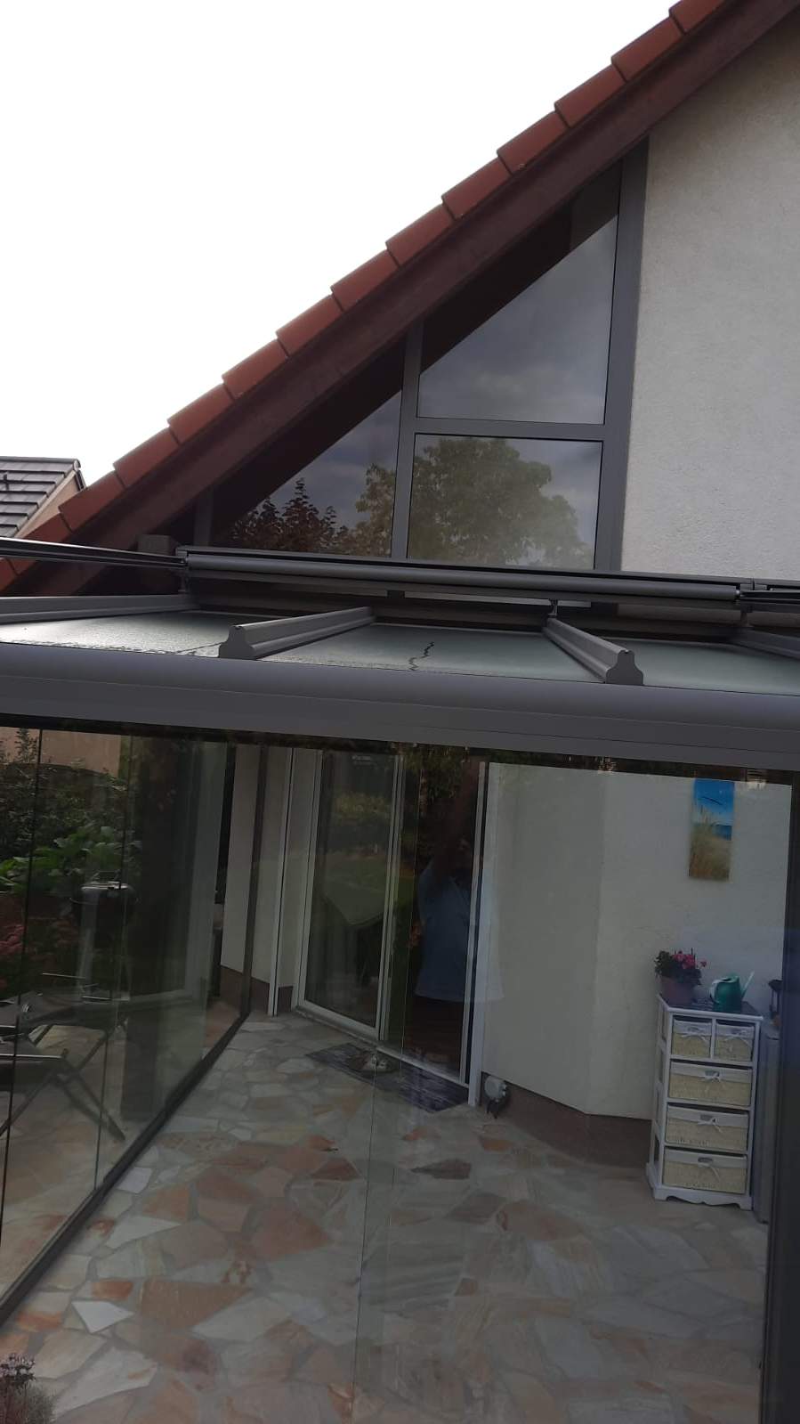 Dunkles Terrassendach mit Keilelement am Giebel in 12679 Berlin-Marzahn.