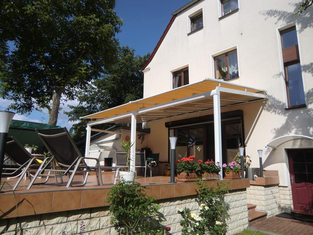 Gesamtansicht der Terrasse mit ausgefahrener Markise.