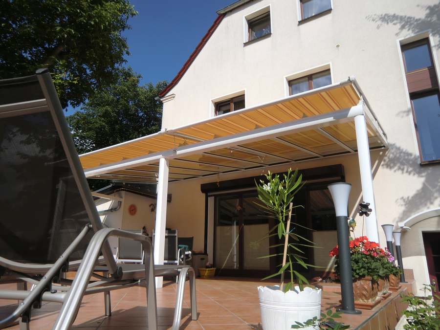 Die weiße Konstruktion von der Gartenseite.