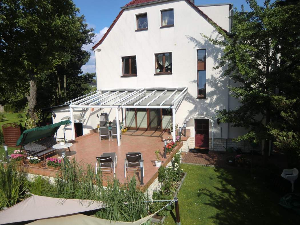 Die gesamte Terrassenbreite mit freiem Blick auf das Glasdach.