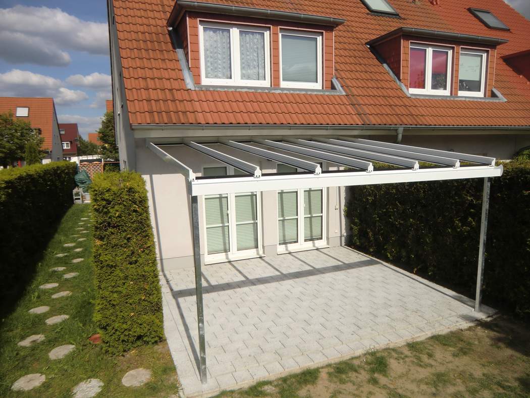 Blick auf das Dach und die Terrasse von der Gartenseite.