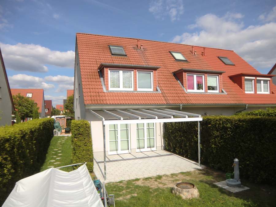 Die Konstruktion in RAL 9006 Feinstruktur mit der vorderen Rinne.