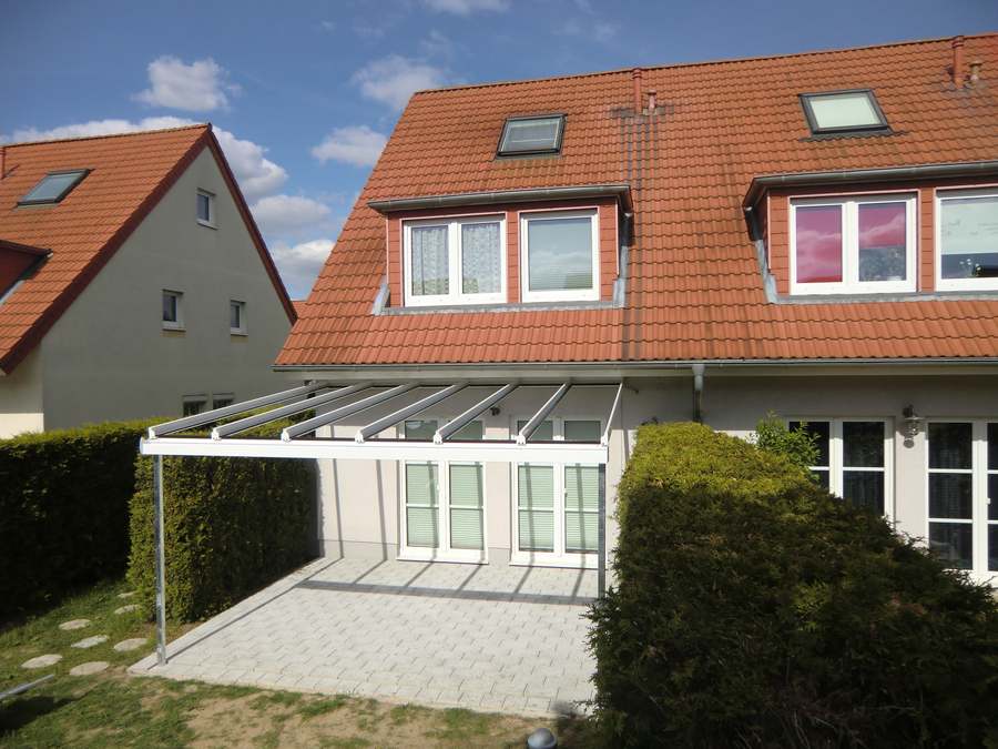 Breite Ansicht der Überdachung am Haus.