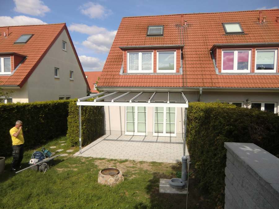 Die gesamte Terrasse mit offenem Dach.