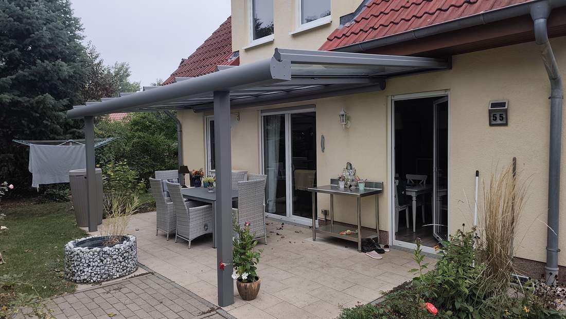 Die Terrasse vor dem Aufbau des neuen Glasdachs.