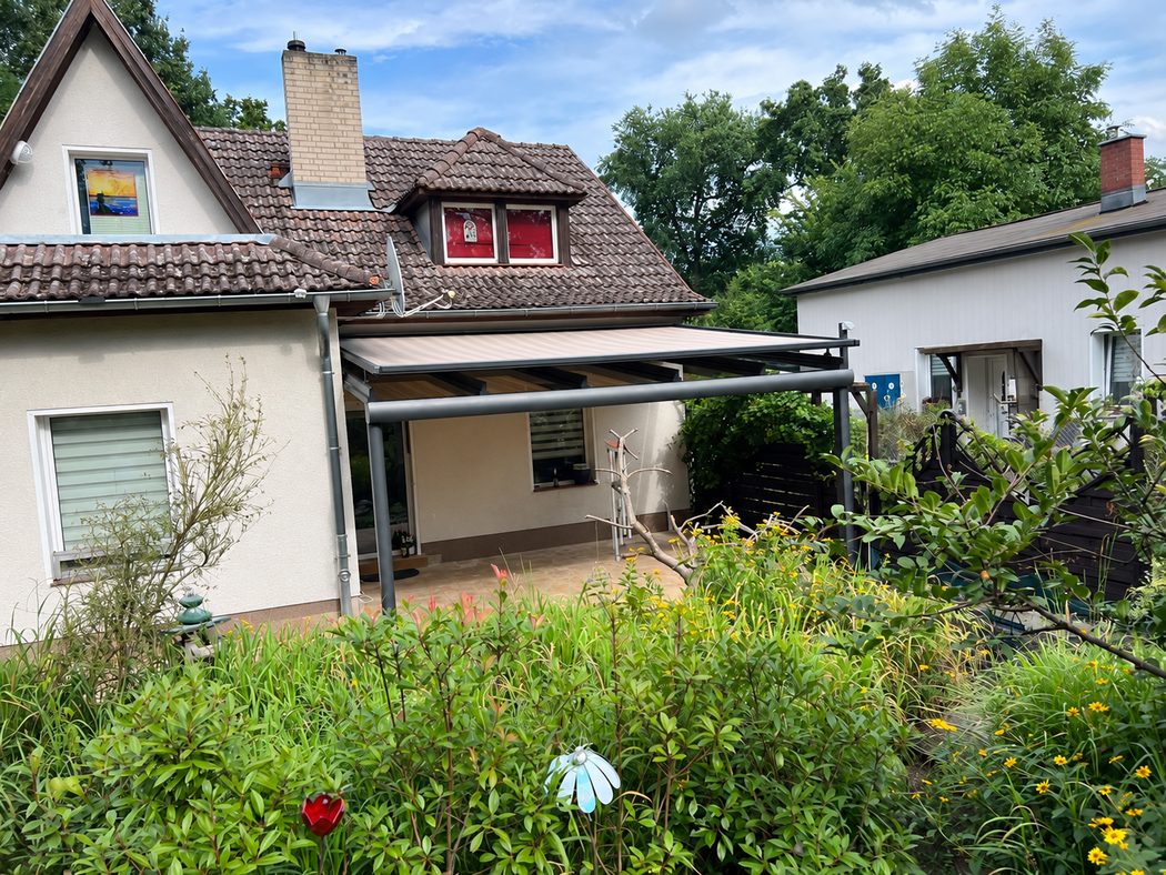 Gesamtansicht des Terrassendachs am Haus.