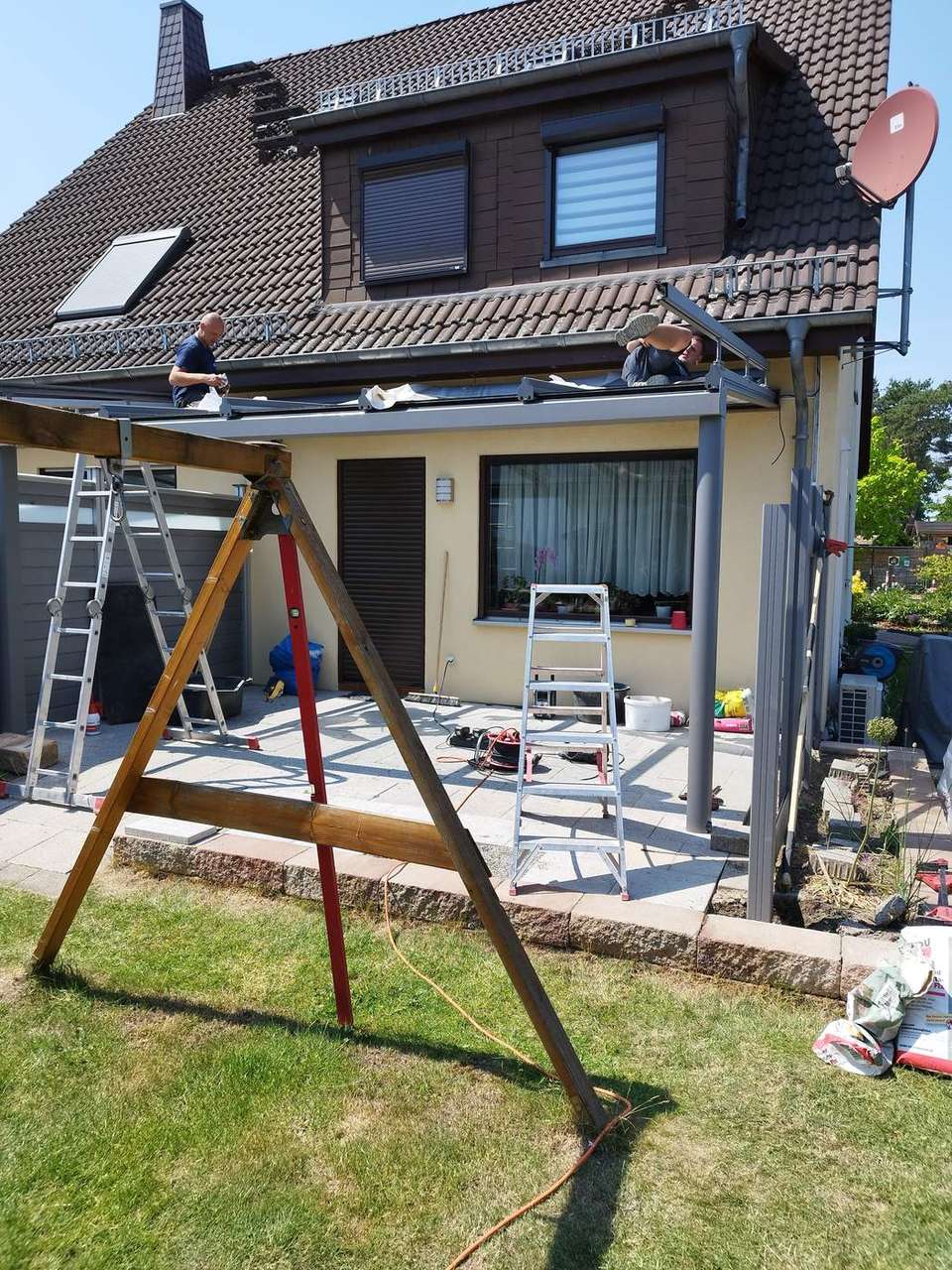 Die ausgerichtete Dachkonstruktion am Haus.