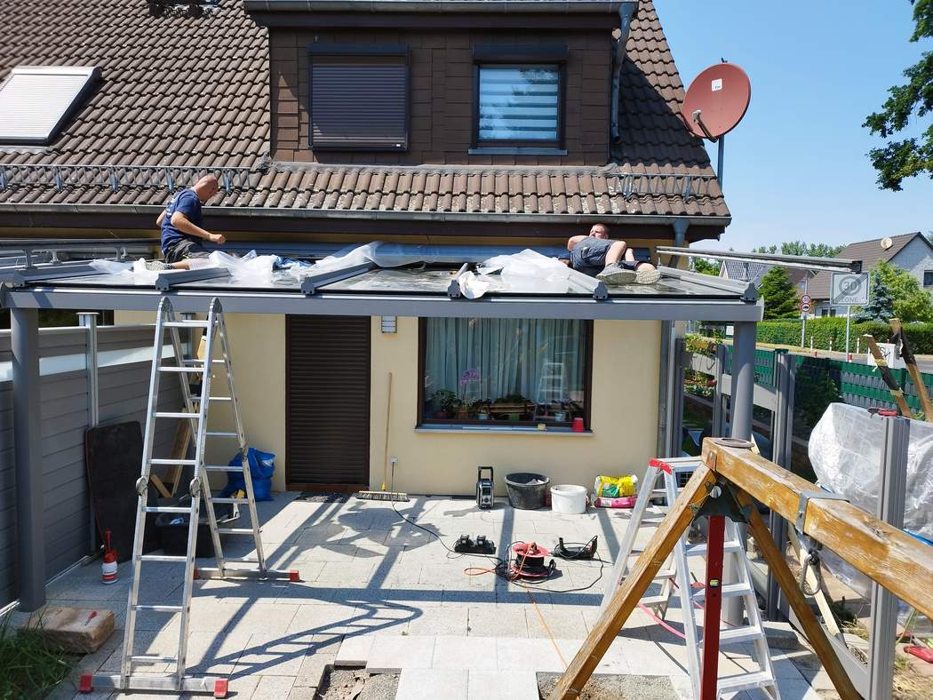 Tragwerk und Stützen während des Aufbaus.