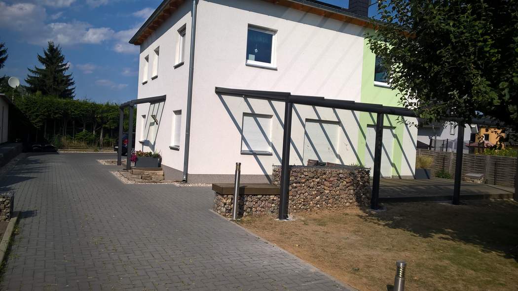 Die gesamte Anlage aus der Gartenseite.