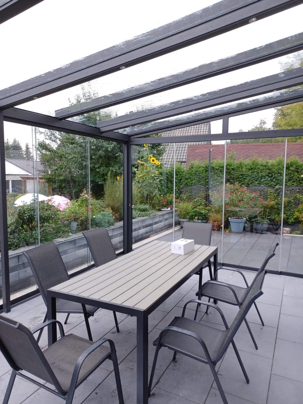 Dachfläche, Glaswände und Garten aus dem Innenbereich.