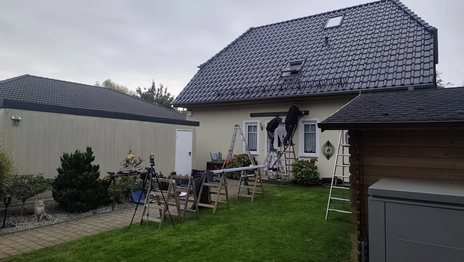Montage der Eingangsüberdachung am Podest