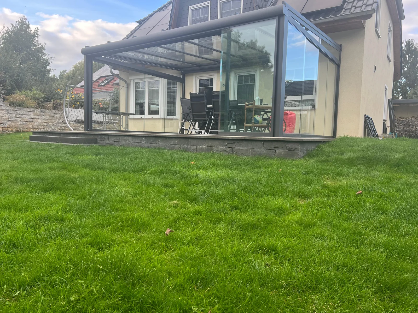 Seitlicher Blick auf Dach und Verglasung
