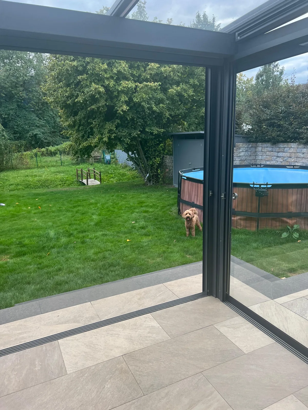 Terrassenplatten und Schiebeanlage im Sommergarten