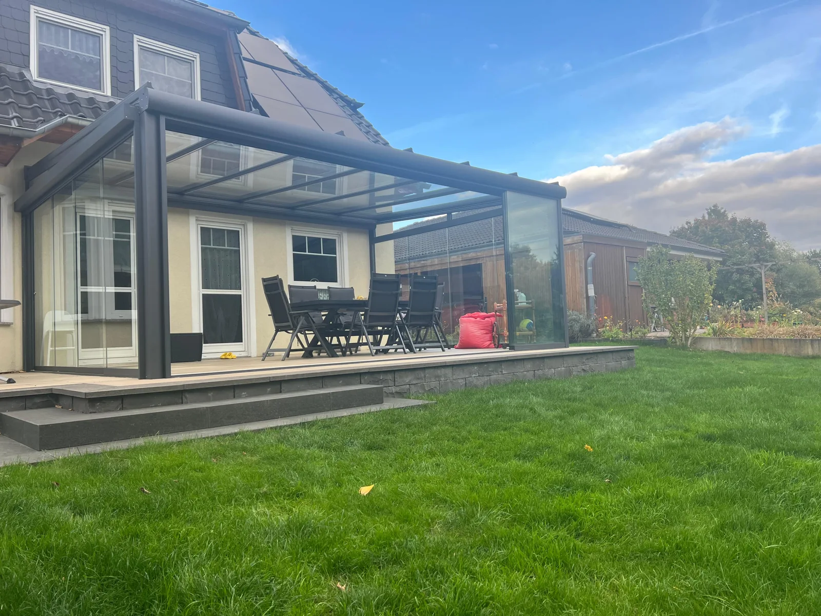 Breite Gesamtansicht von Terrasse und Sommergarten
