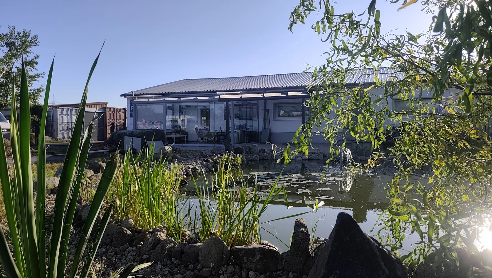 Karalus-Ausstellung in Hoppegarten-Hönow mit Sommergarten am Teich