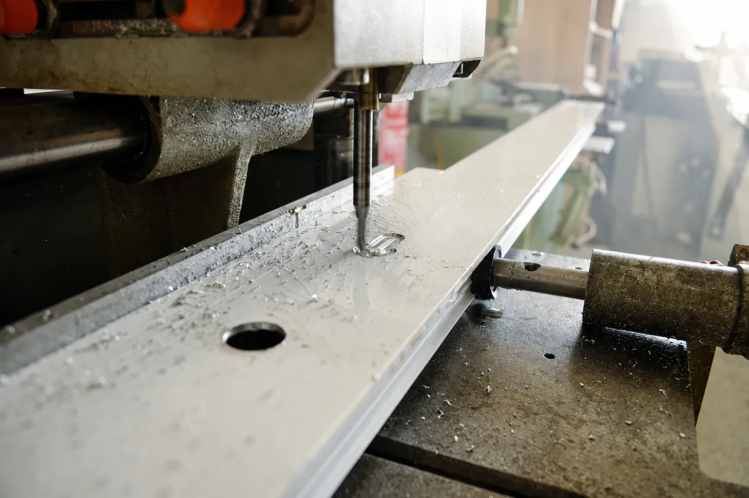 Bearbeitung eines Terrassendach-Aluminiumprofils vor der hochwertigen Pulverbeschichtung