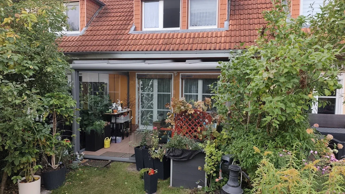 Heutiger Zustand: Terrassendach mit Ganzglasanlagen und WPC-Boden, fotografiert am 2. Oktober 2026. Projekt in 15366 Hoppegarten-Birkenstein.