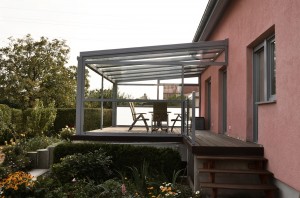 Terrassenüberdachung mit Sicherheitsglas und Sonderfarbe (Berlin)