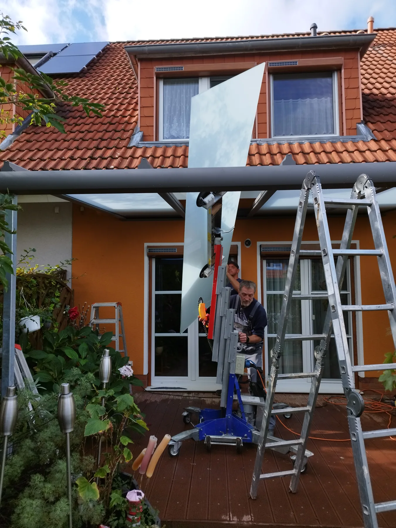 Montage einer Dachscheibe mit dem Glasheber.