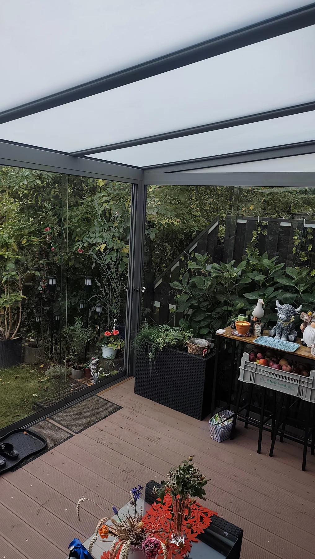 Innenansicht der anderen Seite mit Gartenblick.