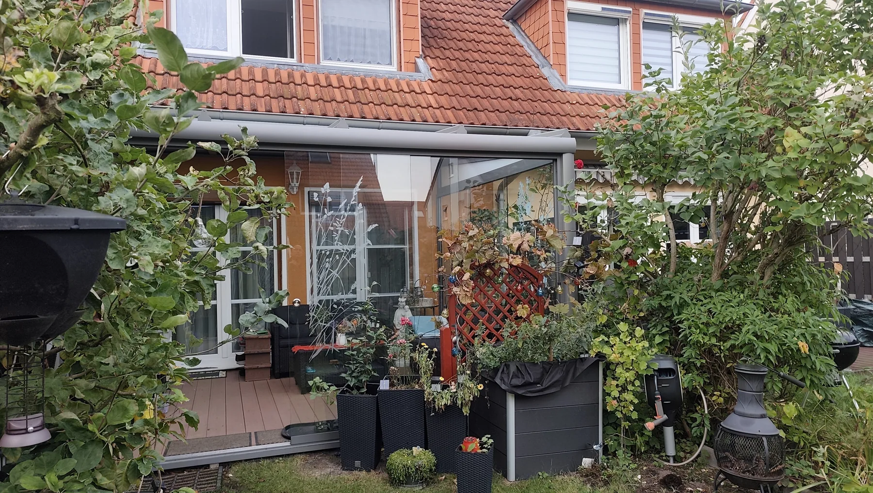 Blick aus dem Garten auf die fertige Verglasung.
