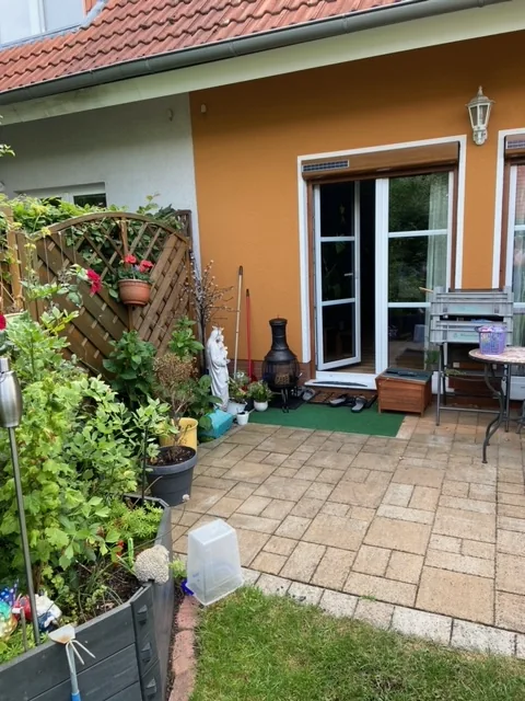 Die Terrasse vor dem Aufbau des WPC-Bodens und des Terrassendachs.