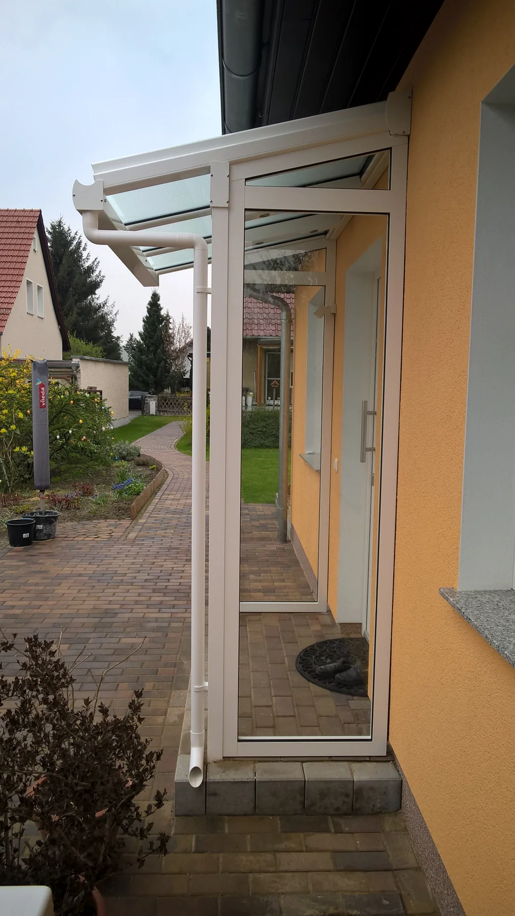 Seitenteil, Vorhangrinne und Regenwasserführung der Eingangsüberdachung.