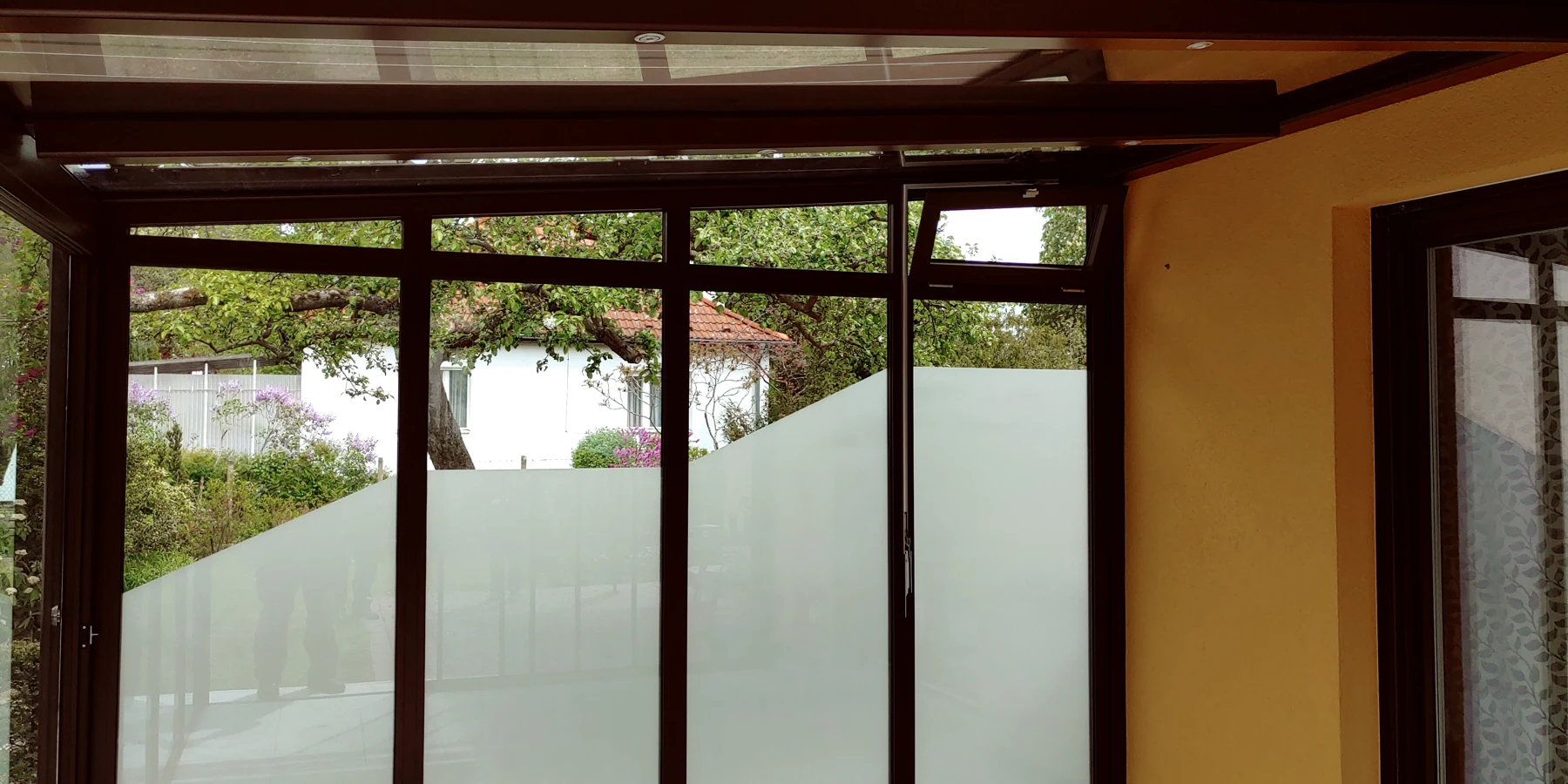 Innenansicht: klare Sicht und geschützte matte Glasbereiche.