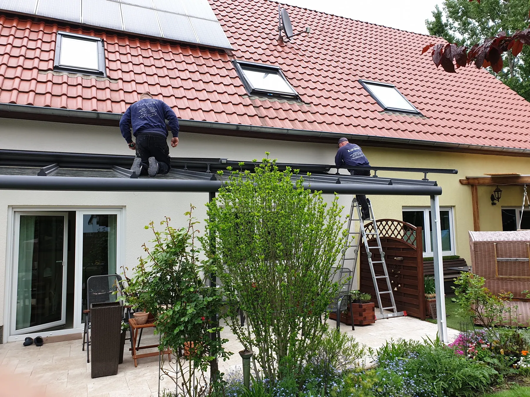 Karalus-Montage der Dachkonstruktion am Haus.