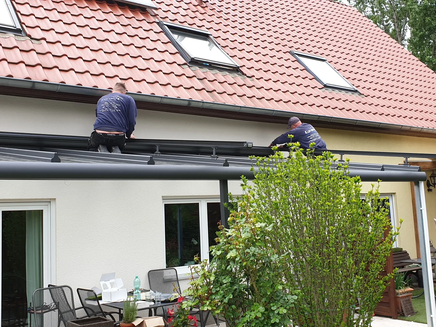 Montagearbeiten an der langen Dachfront.
