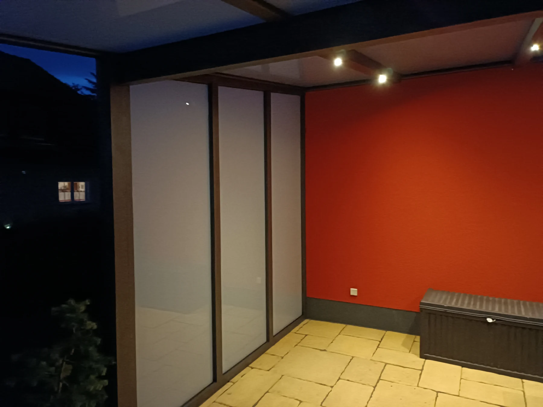 Linkes festes Seitenelement mit Mattglas.