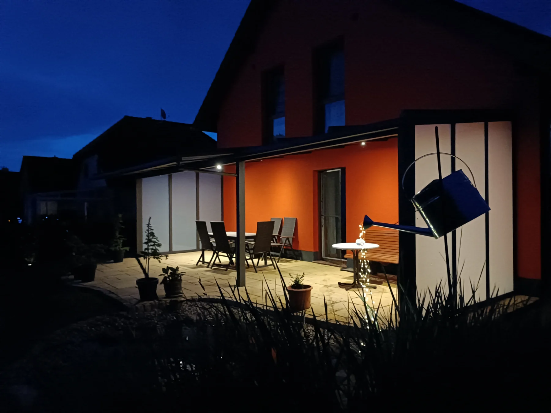 Gesamtansicht von der gegenüberliegenden Gartenseite am Abend.