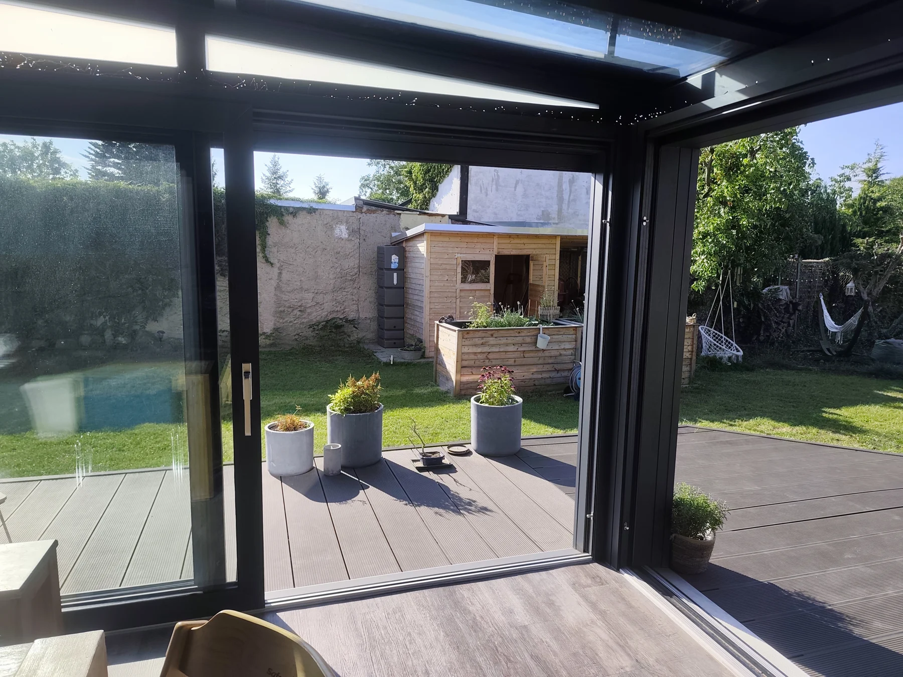 Geöffnete Schiebeanlagen und Bodenschienen am Übergang zur Terrasse.