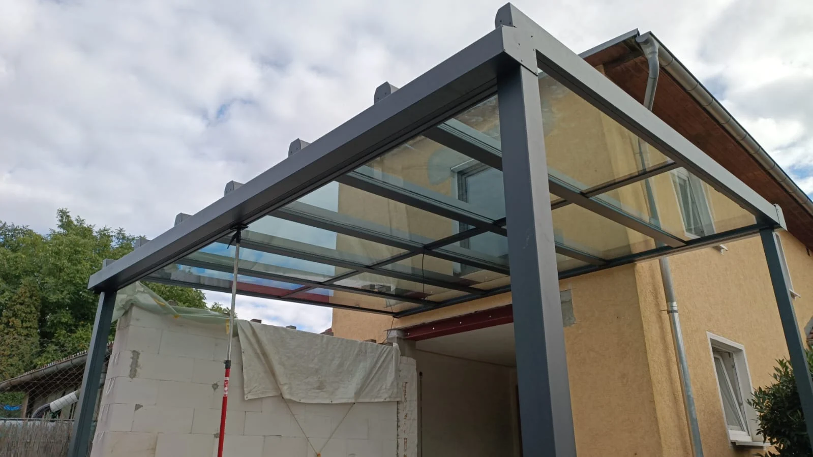 Bauphase: Aluminiumkonstruktion mit bereits eingesetzter Dachverglasung.