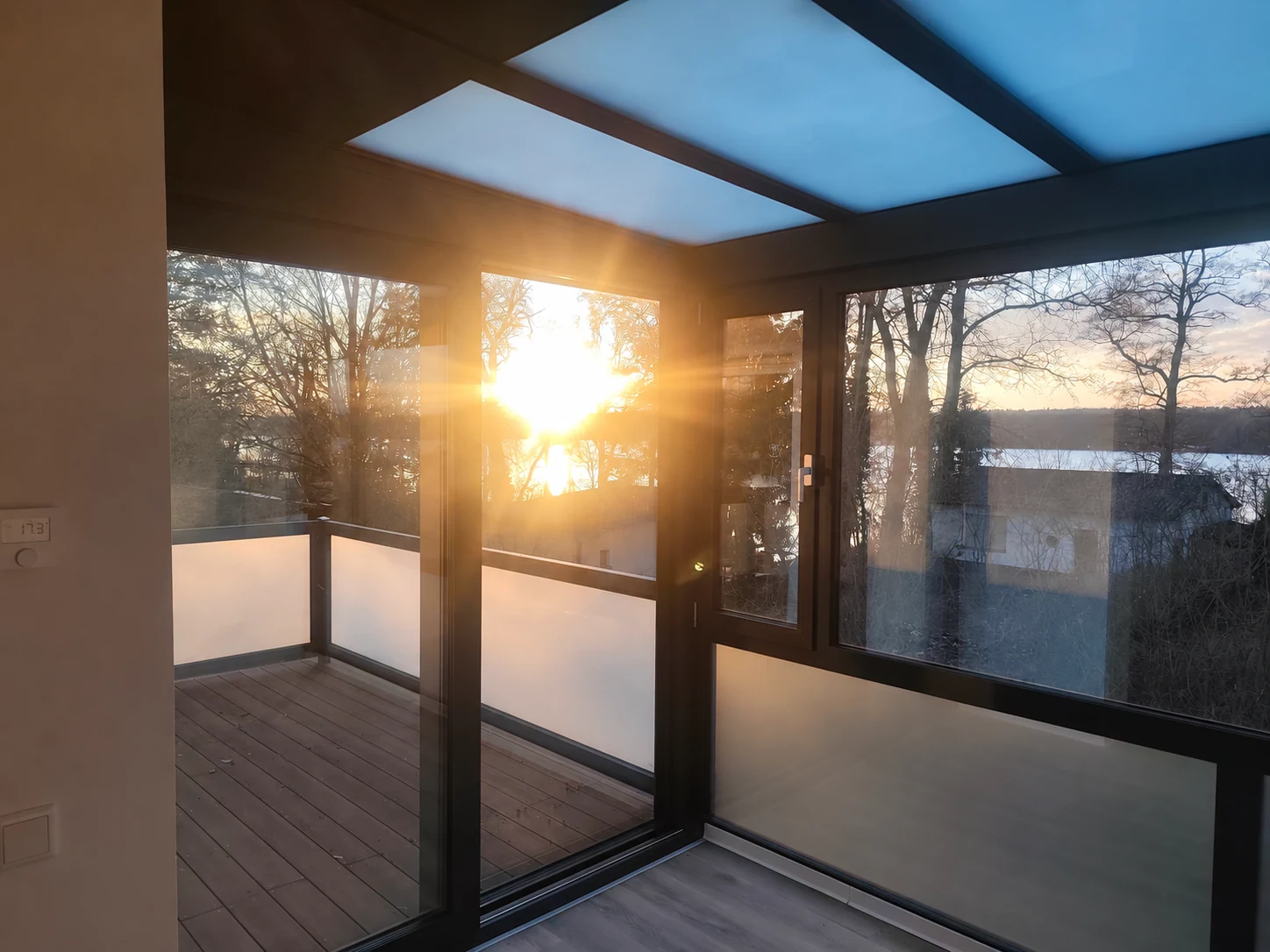 Abendsonne und Blick zum Wasser im 2024 ausgeführten Wintergarten.