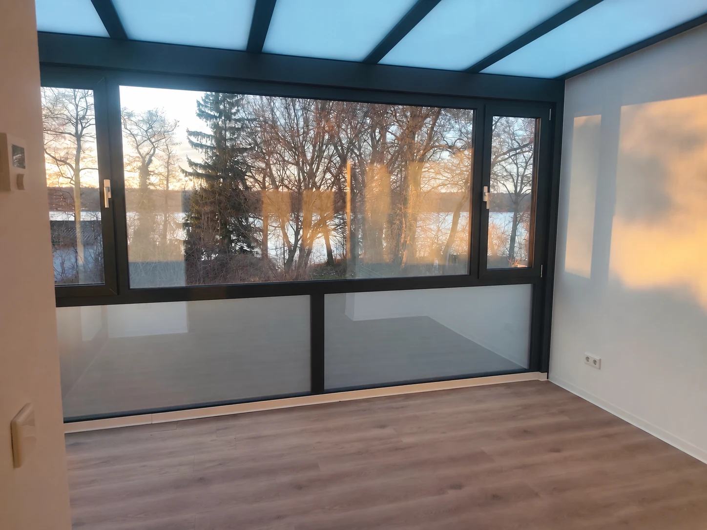 Panoramascheibe und seitliche Öffnungsflügel.