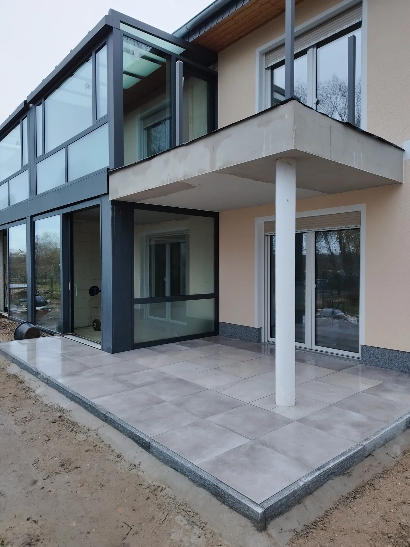 Außenansicht des Wintergartens am bestehenden Haus.
