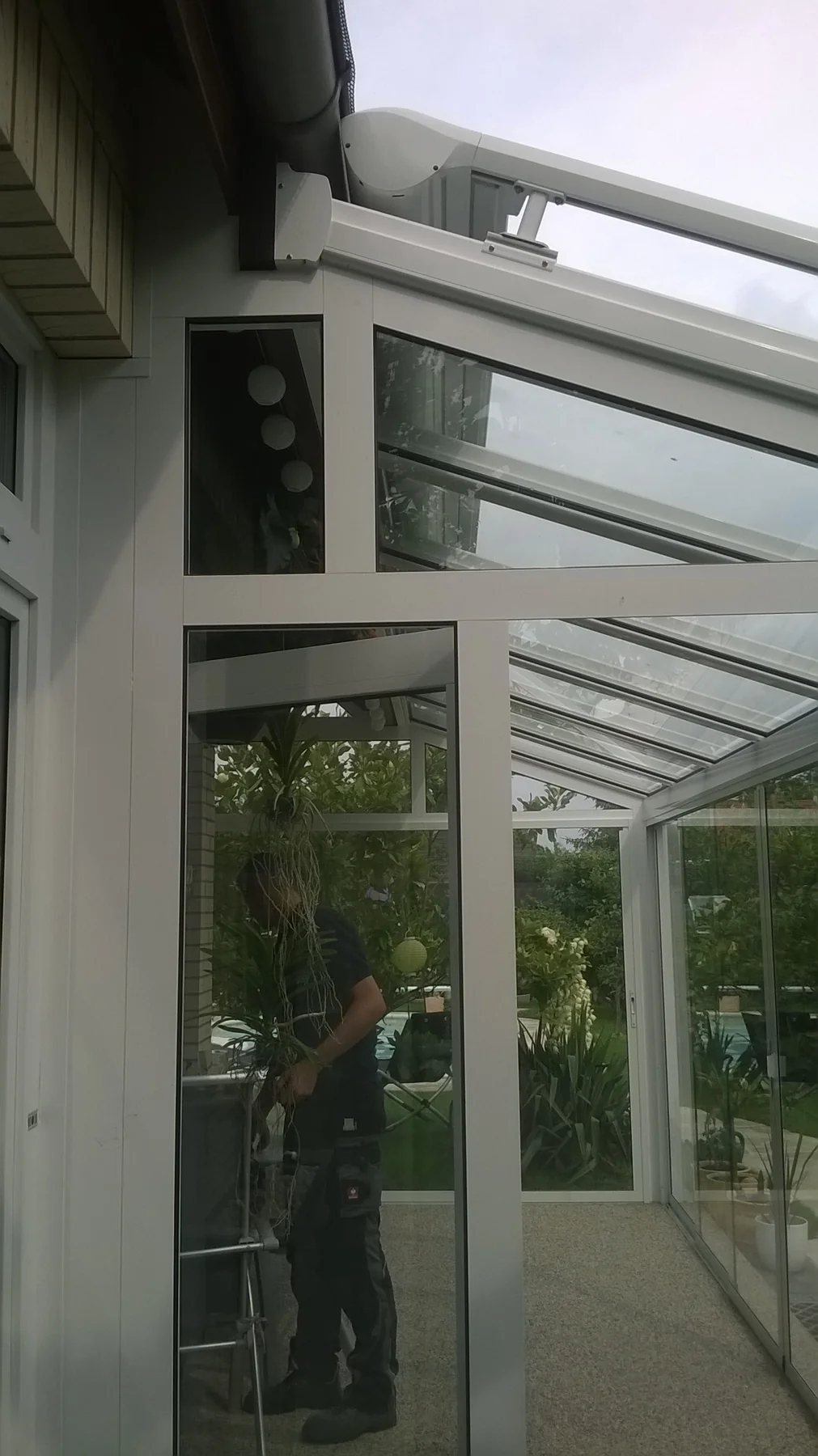 Detail des verglasten Seitenkeils und des Glasdachs.