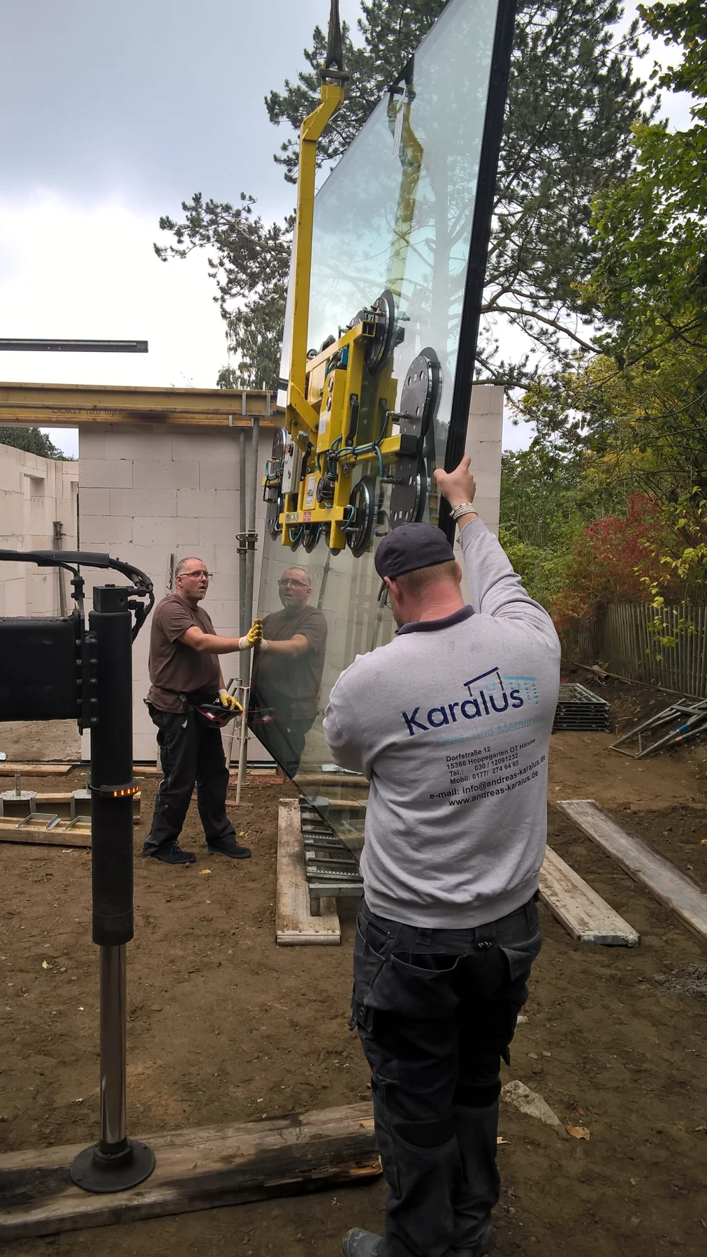 Großformatige Glasscheibe am Vakuumheber während der Montage.